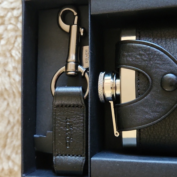 NWT IOB Coach Men's Flask & Key Holder Boxed Set 🖤🔑🍸❤️ - Picture 3 of 16